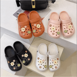 รองเท้าที่มีลายดอกไม้