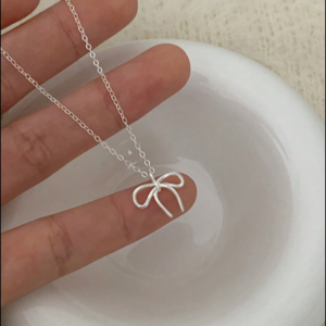 สร้อยคอจี้ประดับโบว์ที่เรียบง่าย